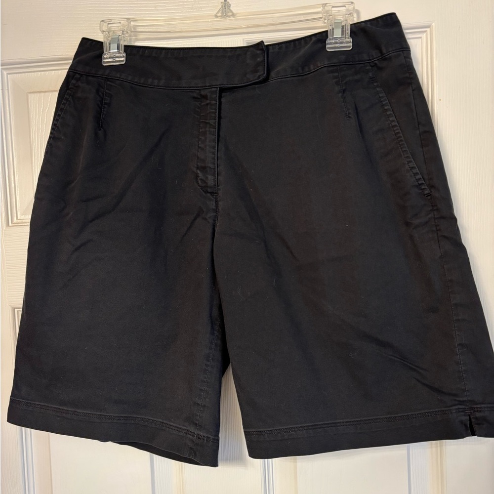 Like new Women’s Nike Golf shorts. Sz M.